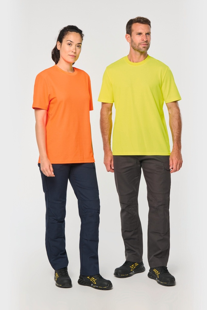 Deux collaborateurs en T-shirts personnalisés aux couleurs de leur entreprise