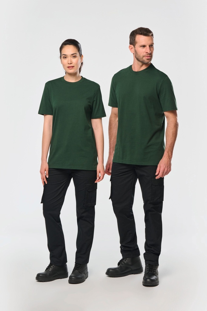Équipe en T-shirts assortis aux couleurs de l'entreprise